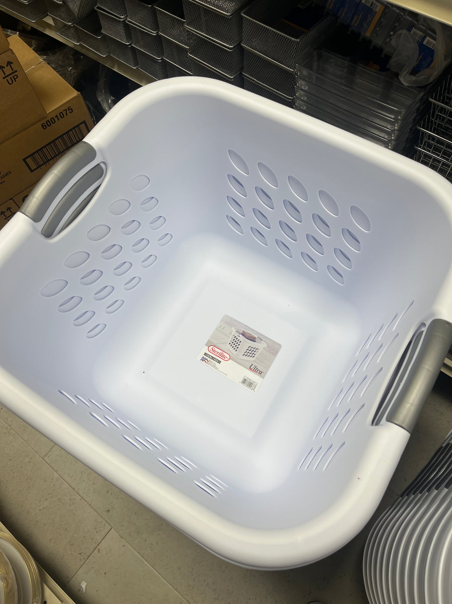 Sterilite laundry basket, 53L