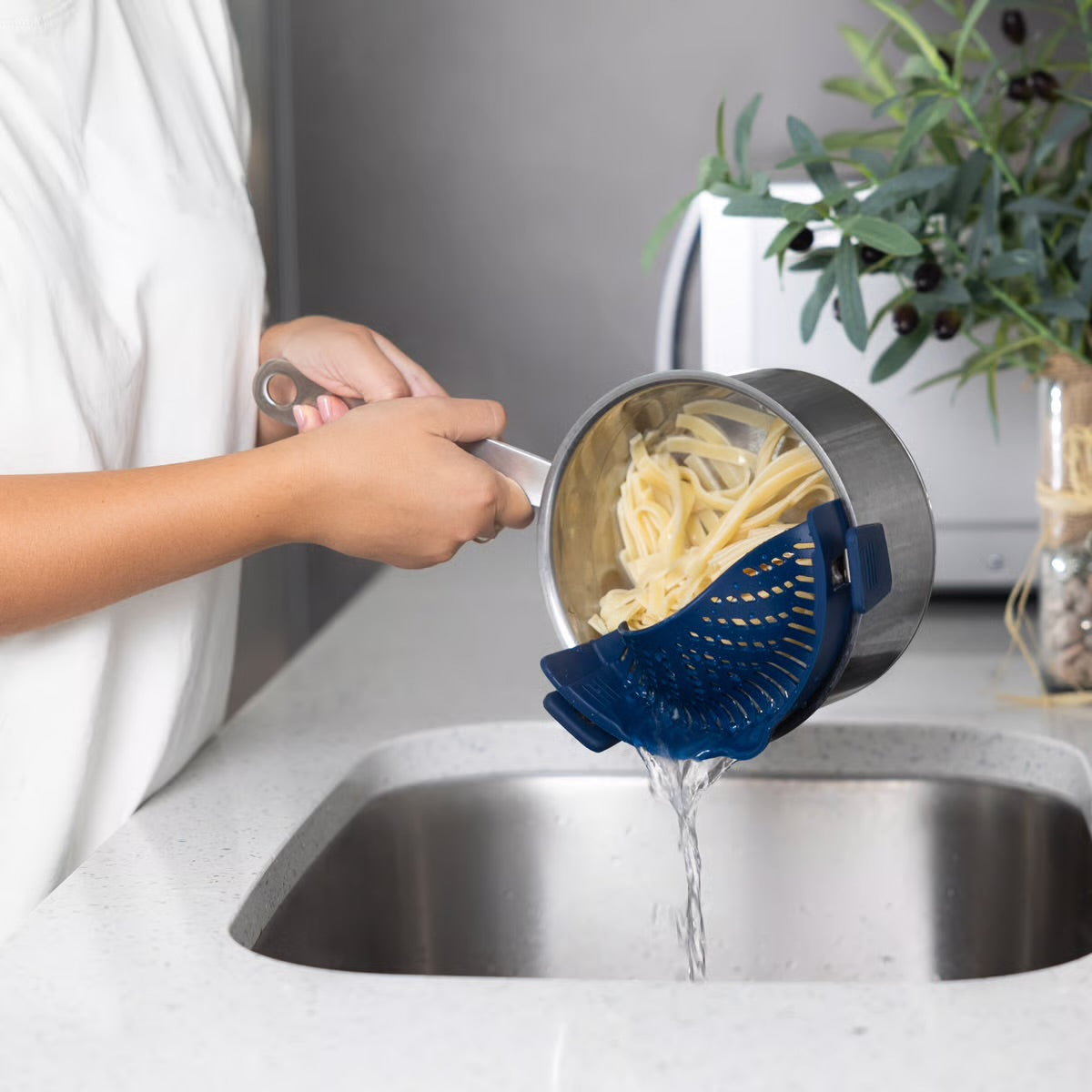 SILICONE POT STRAINER NAVY