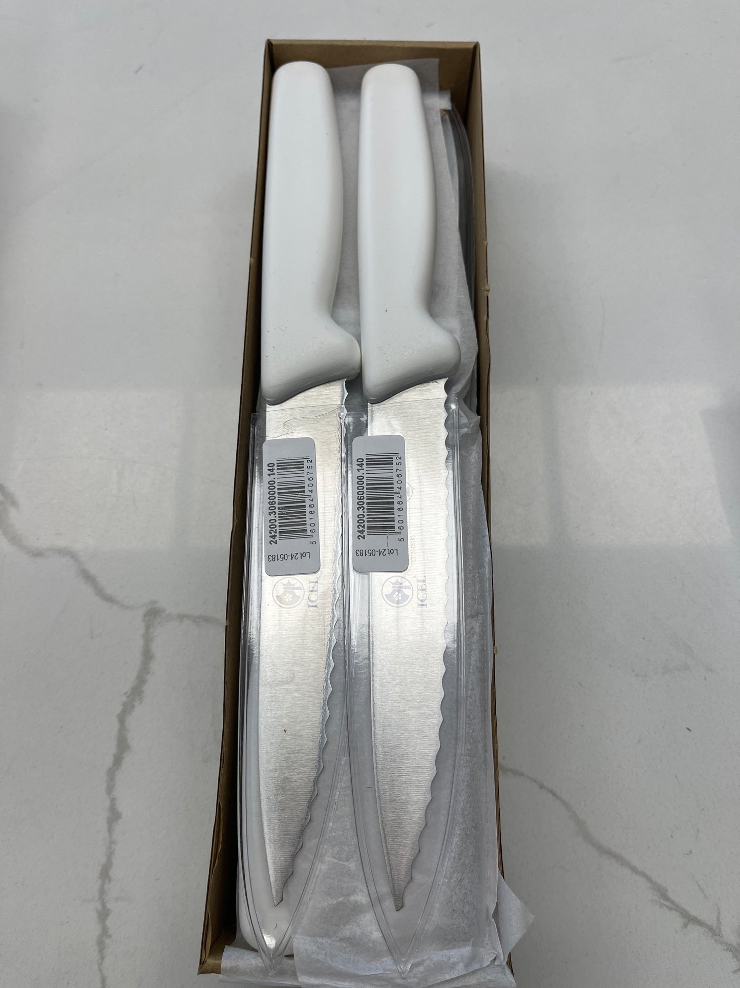 White serrated knife L