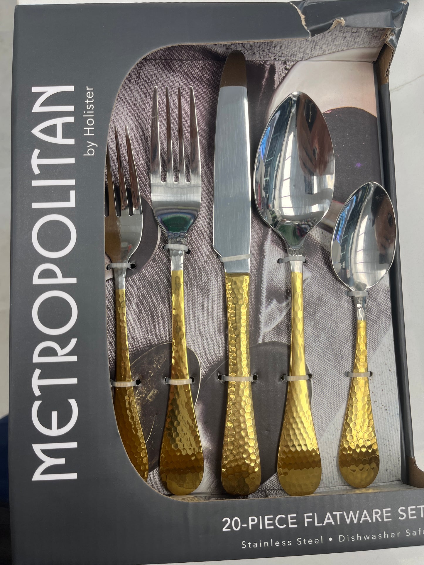 Metropolitan 20 piece flatware, set gold and silver