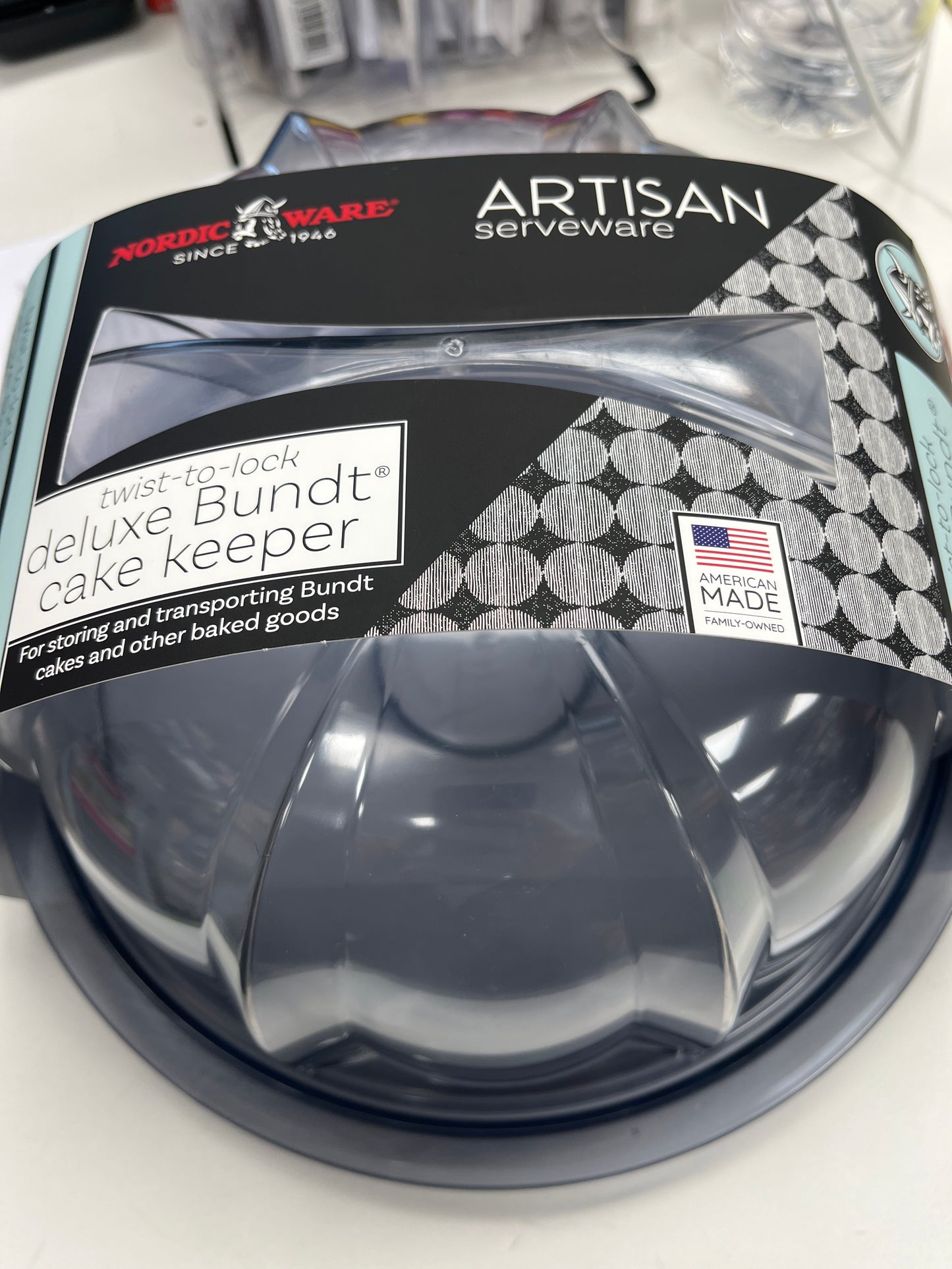 Deluxe Bunt Cake Keeper