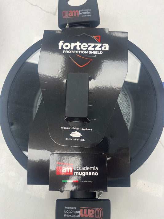 Fortezza porcelain shield pot